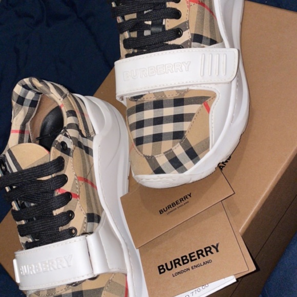 Burberry shoes size 36.5 which fits a 6 , 6 1/2 - Picture 3 of 3